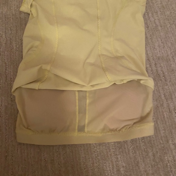 Bundle of 2 Lululemon tanks - Picture 10 of 10